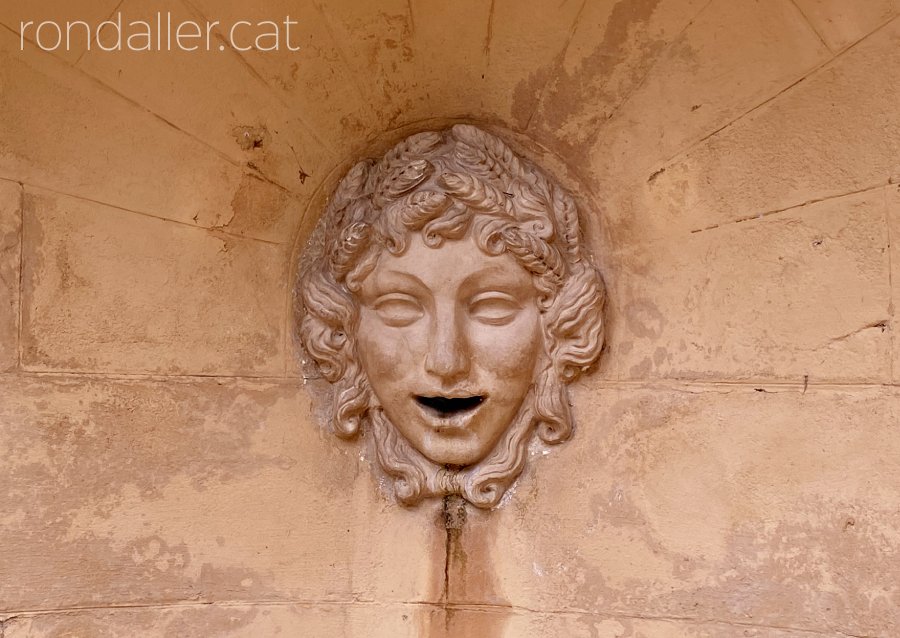 Carassa de terracota a la font d'un jardí.