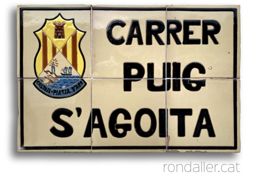 Placa ceràmica del carrer Puig s'Agoita de Platja d'Aro.