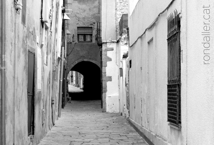 Vista d'un dels carrerons medievals de la vila.