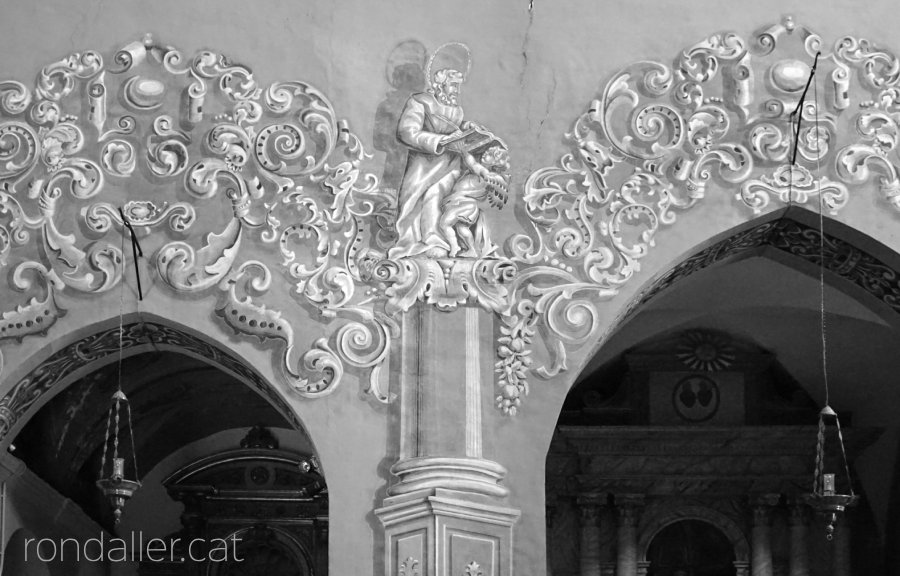 Decoració mural a l'interior de l'església de Sant Martí.