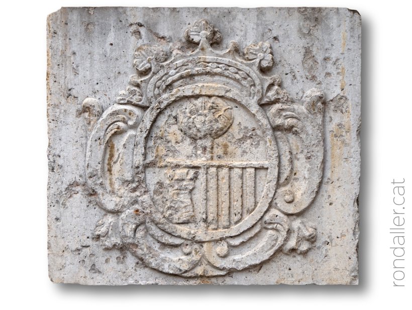 Història de Calonge: escut municipal del segle XVIII esculpit a la portalada de l'església.