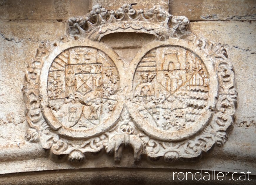 Història de Calonge: escuts de Bonaventura Osorio i Ventura Fernández a la façana de l'església.