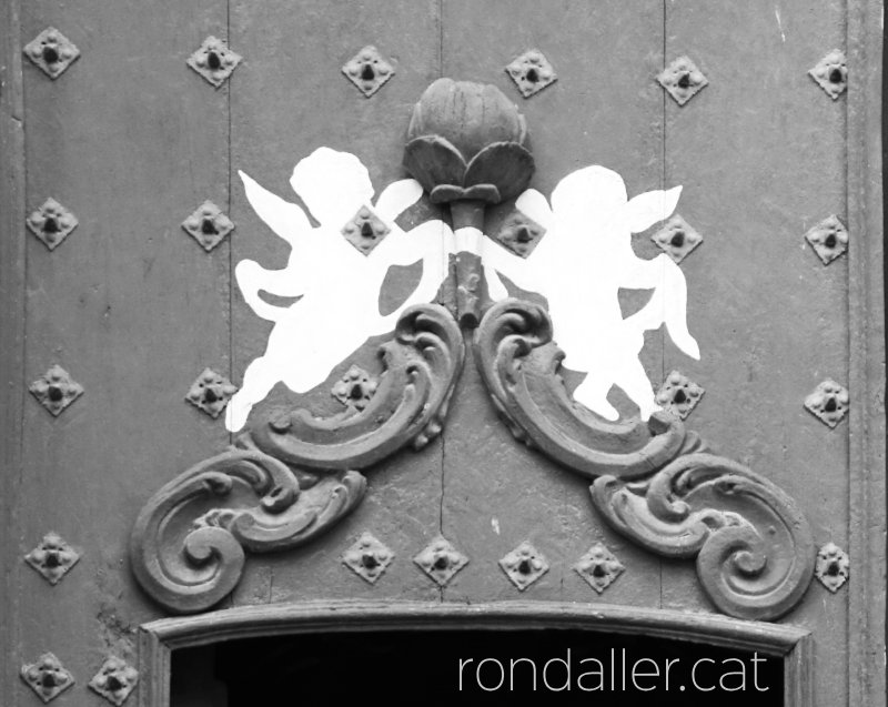 Detall de la decoració en relleu en una de les portes de l'església de Sant Martí.