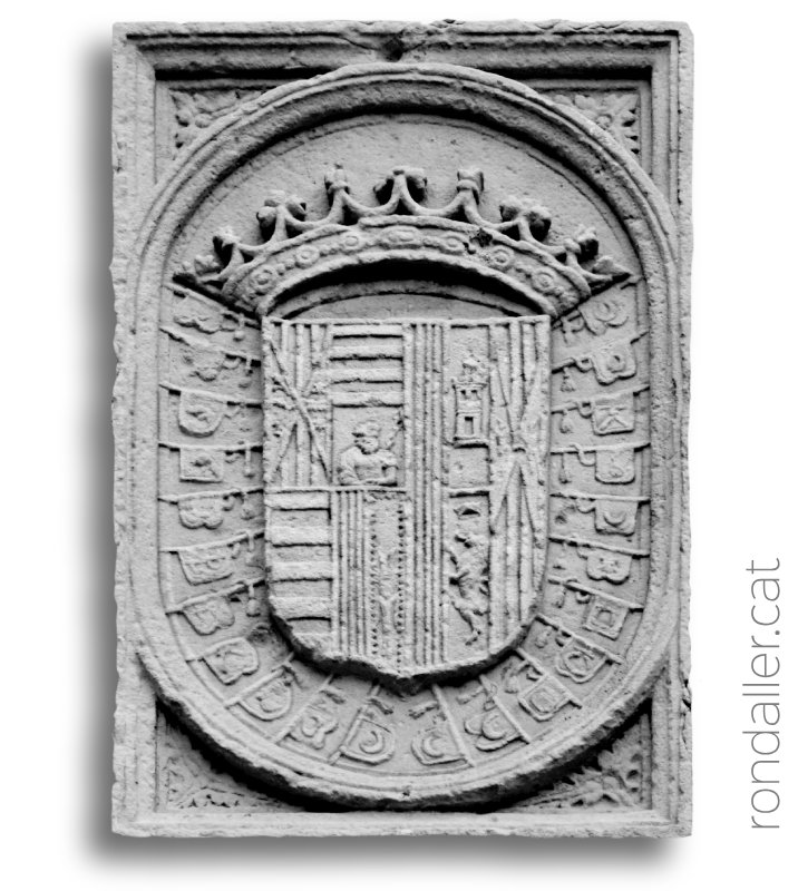 Història de Calonge: escut d'Antoni de Cardona esculpit al palau.