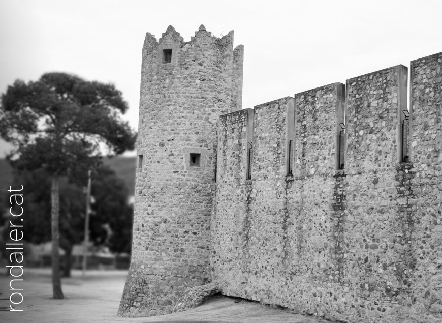 Història de Calonge: detall de la muralla medieval.