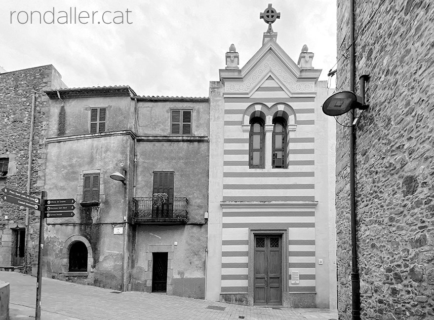 Façana de la capella de les Germanes Carmelites.