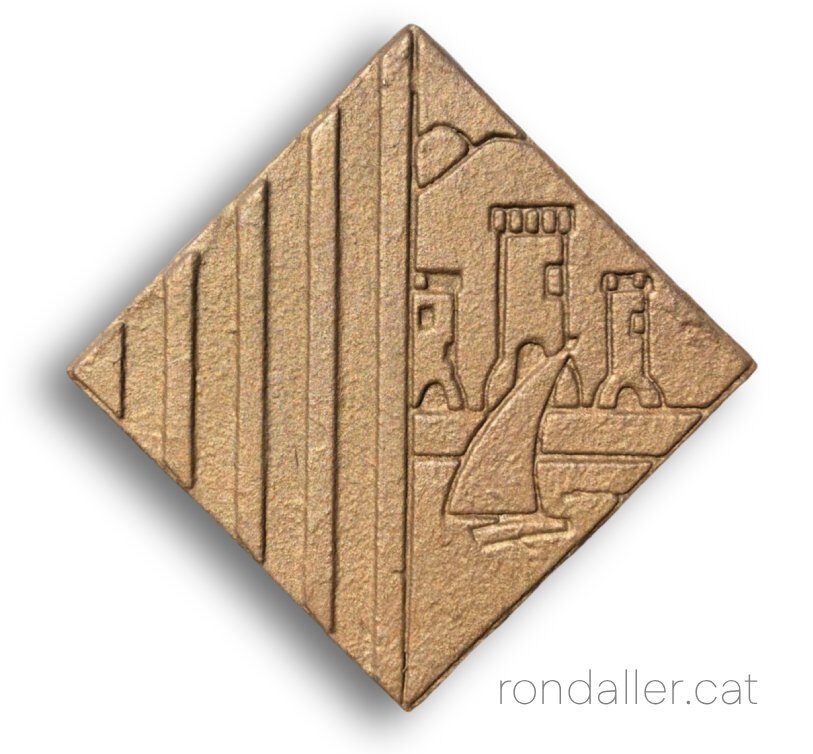 Motius heràldics en relleu en un escut caironat de metall.