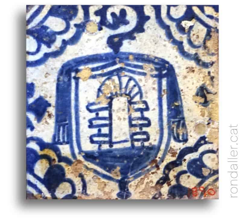 Rajoles religioses del segle XV. Taulell gòtic amb l'emblema de l'abat montserratí Domènec Porta.