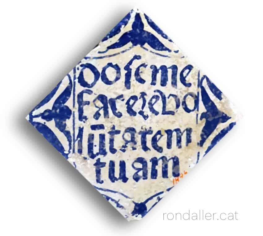 Rajoles religioses del segle XV. Taulell gòtic amb un verset del Salm 142.