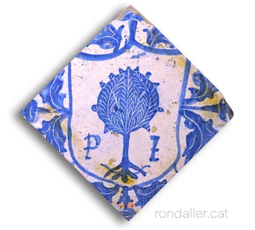 Rajoles religioses del segle XV. Taulell gòtic amb l'emblema de Santa Maria del Pi.