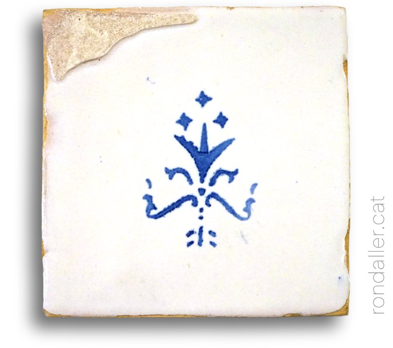 Taulell del segle XIX amb un motiu fet amb plantilla, del Museu Can Tinturé.