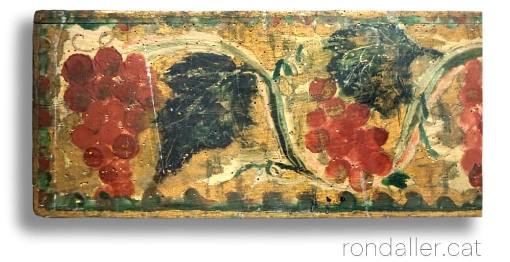 Detall d'una taula pintada a l'altar de la capella.