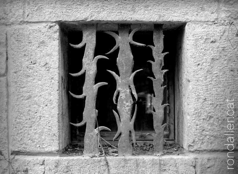 Finestra amb una reixa de ferro forjat o estripagecs al Turó de la Sagrera.