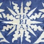 Taulell amb el text Charitas del Museu Vicenç Ros.