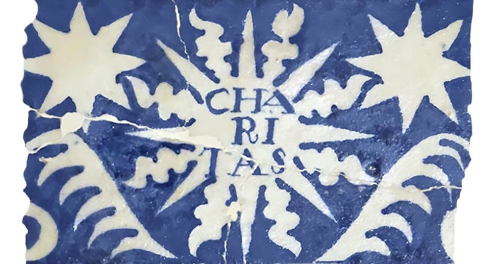 Taulell amb el text Charitas del Museu Vicenç Ros.