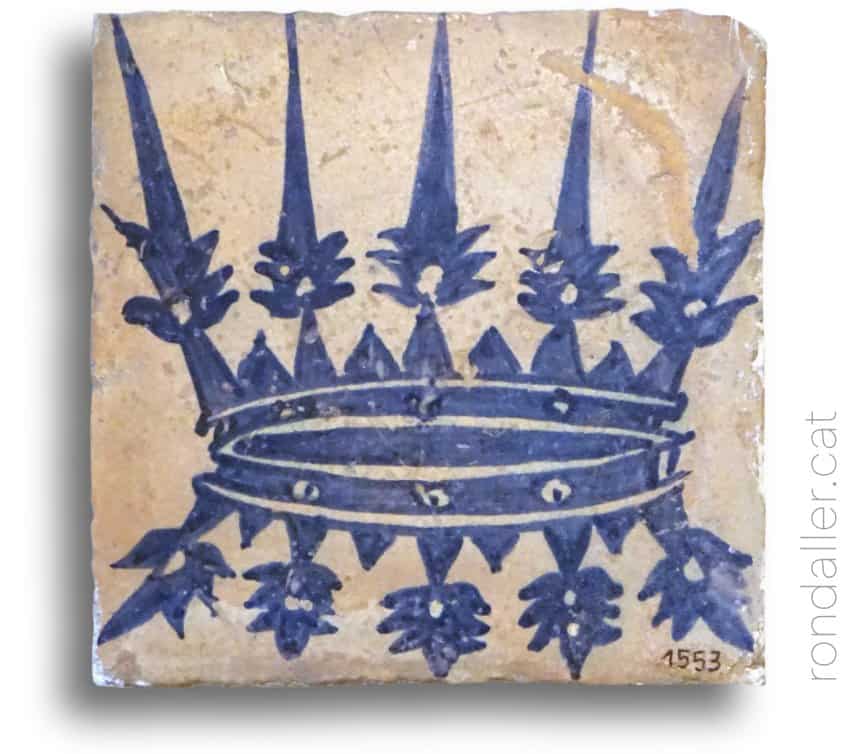 Rajoles del segle XV a la Casa Museu Santacana amb la doble corona de Roderic de Borja.