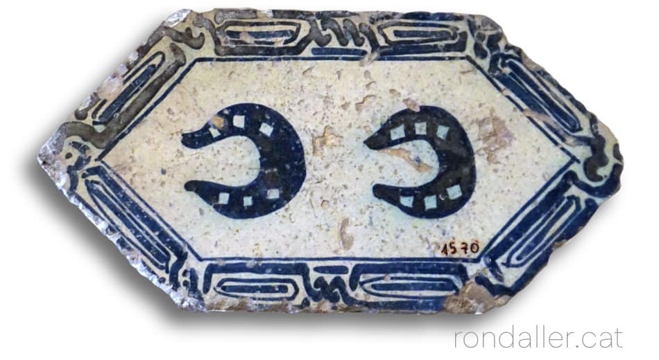 Alfardó de la Casa Museu Santacana amb la imatge de dues ferradures.