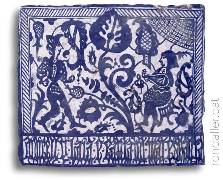 Rajoles del segle XV de la Casa Museu Santacana, amb la imatge d'un joglar.