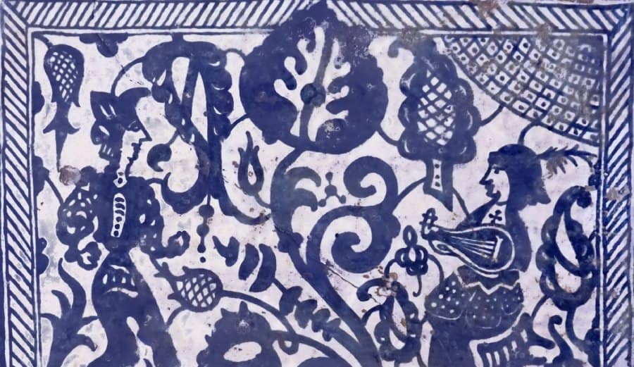 Rajola del segle XV de la Casa Museu Santacana amb la imatge d'un joglar.