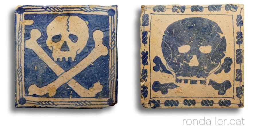Taulells gòtics de la Fundació Mascort amb la imatge d'una calavera.