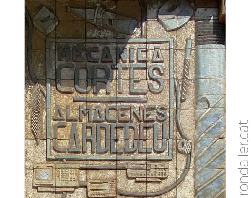 Mural ceràmic del taller Mecánica Cortés de Badalona, executat el 1989 per A. Cusó.
