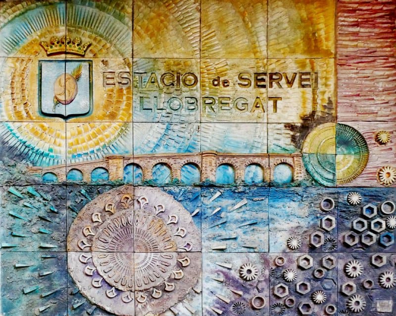 Mural ceràmic d'una estació de servei a Sant Vicenç dels Horts, executat per J. Nieto.