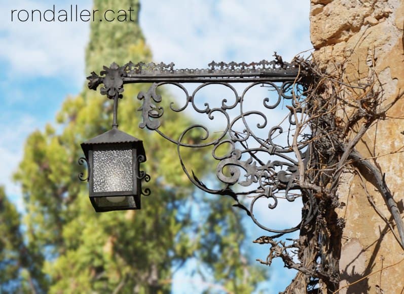 Castell de Tamarit de Mar. Fanal modernista a la plaça de l'antic recinte.