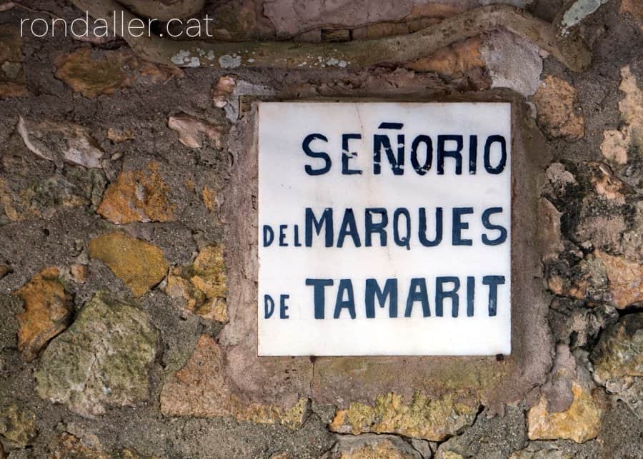 Rajola indicativa de la part que és propietat del marquès de Tamarit.