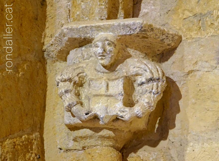 Castell de Tamarit de Mar. Detall d'una mènsula a l'interior de l'església.