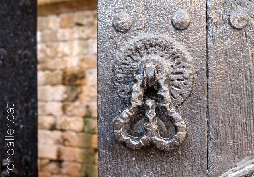 Castell de Tamarit de Mar. Detall de la picaporta del portal d'entrada a l'habitatge principal.