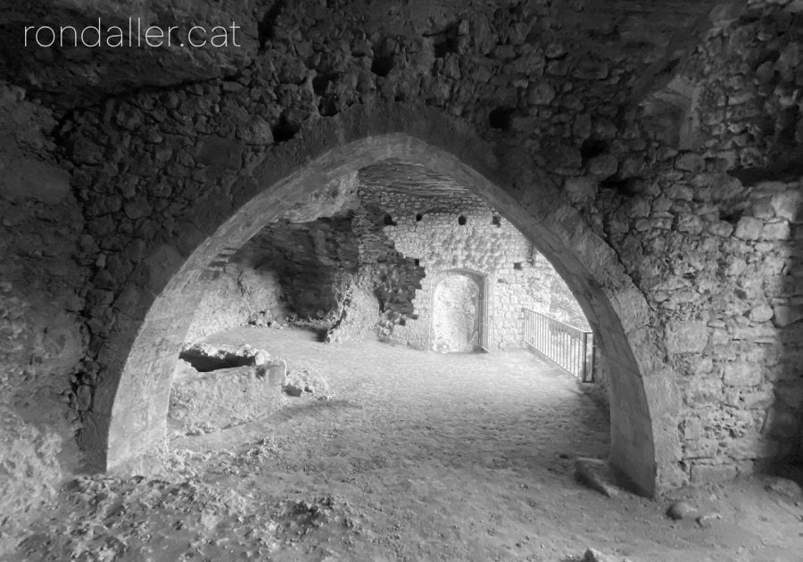 Interior de la capella troglodítica de Sant Miquel de Roca al Pla de l'Estany.