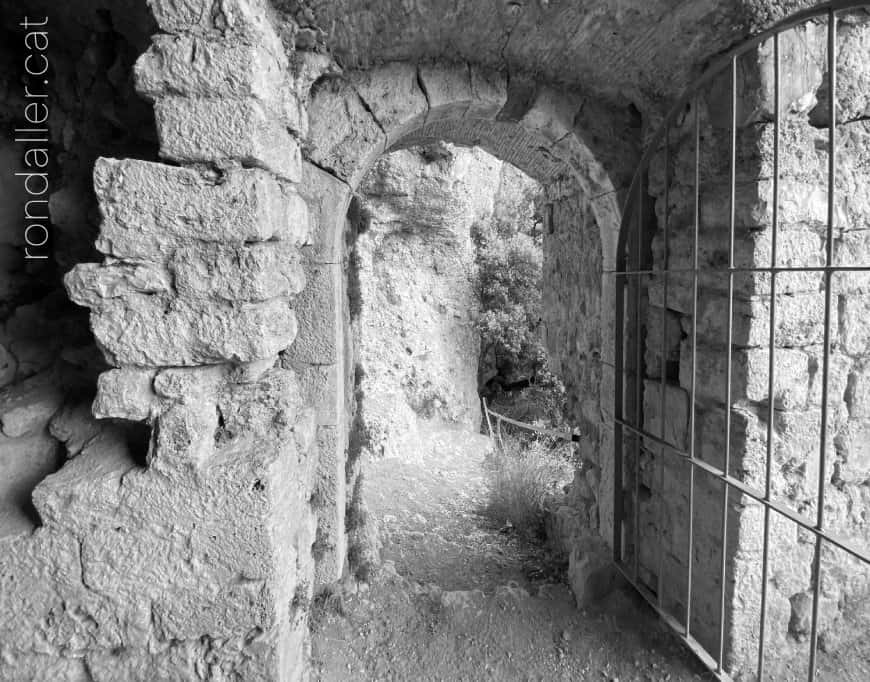 Portal d'entrada a la capella troglodítica de Sant Miquel de Roca al Pla de l'Estany.