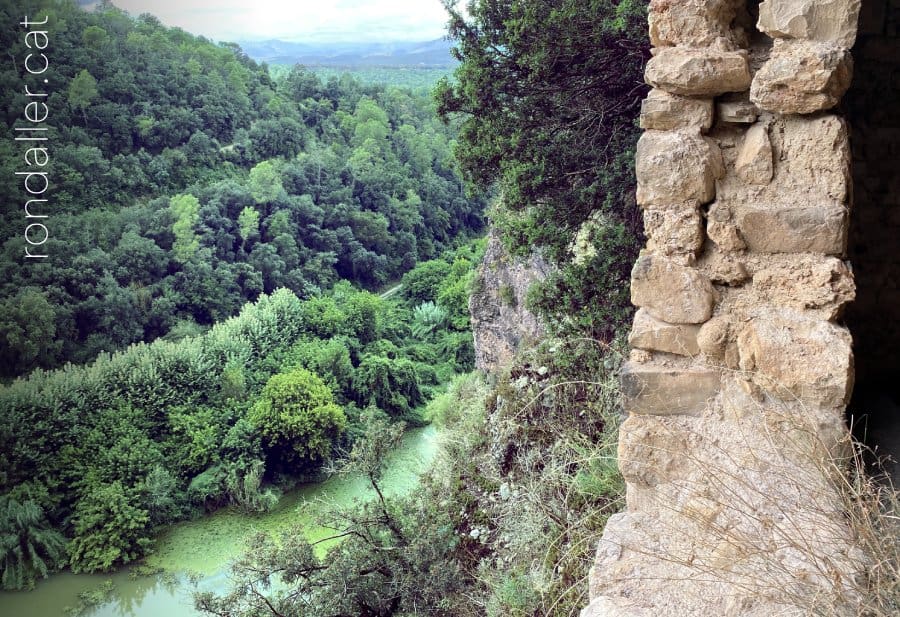 Vista aèrea del riu Fluvià i del seu entorn, des de l'interior de la balma.
