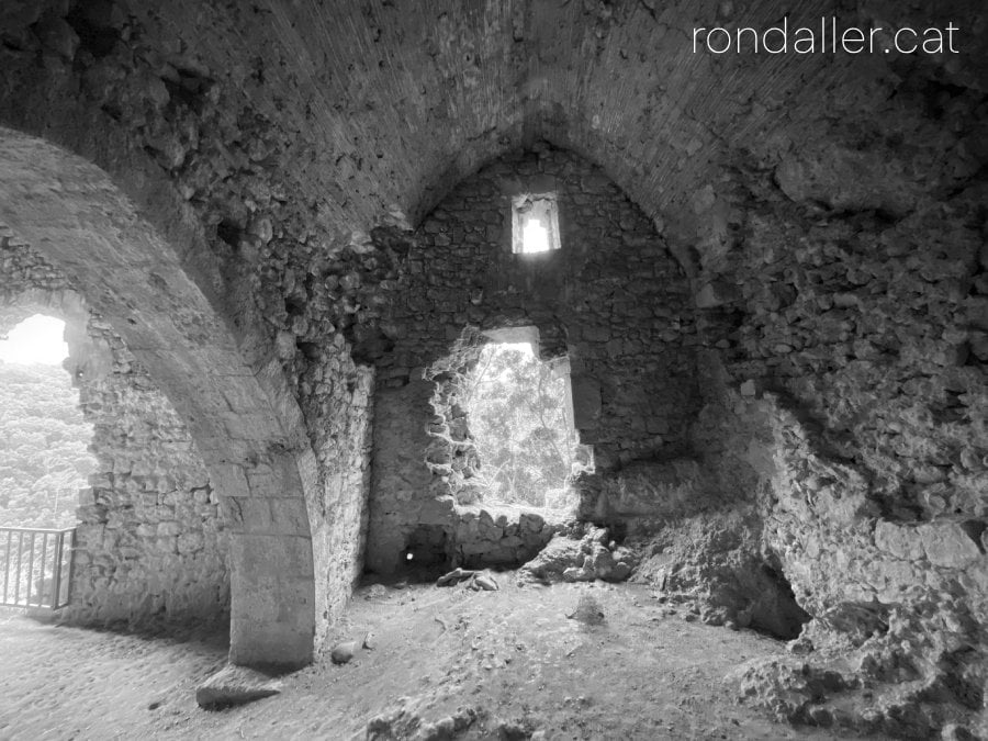 Interior de la capella troglodítica de Sant Miquel de Roca al Pla de l'Estany.