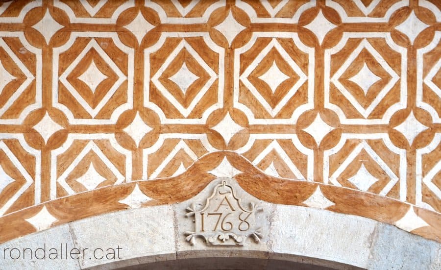 Detall de la façana barroca de Ca Malapeira, un habitatge d'Alcover.