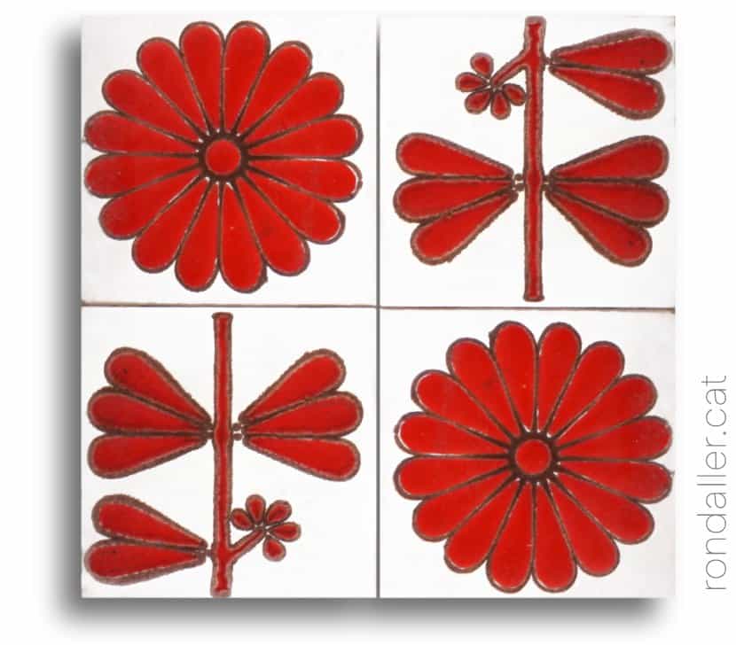 Exemples de rajoles dels anys vuitanta del segle XX amb motius florals.