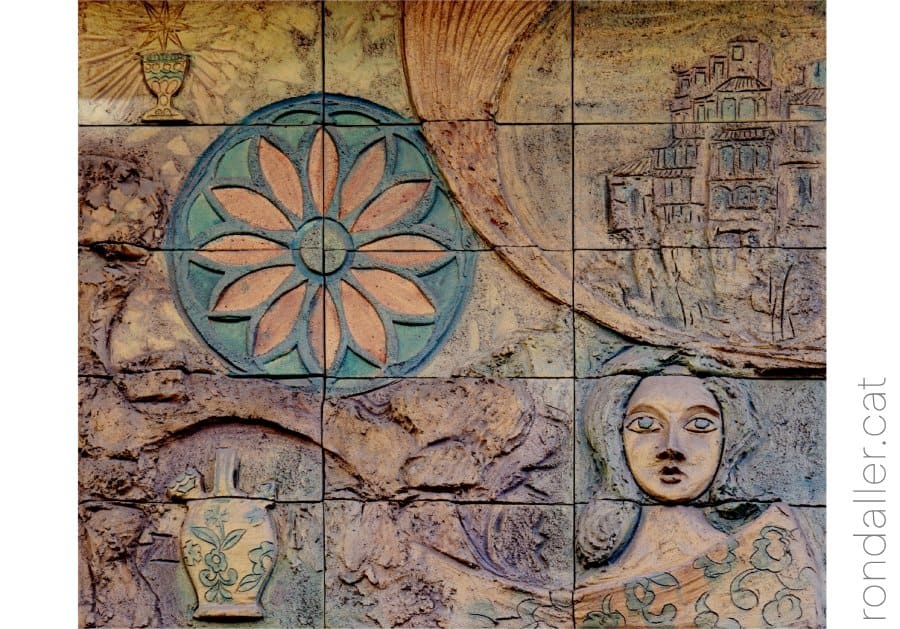 Mural ceràmic a la façana d'un edifici al carrer de la Nació de Barcelona.