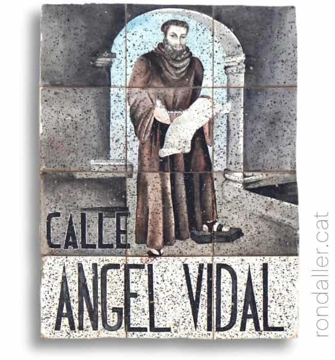 Elements ceràmics a Sitges. Plafó al carrer de fra Àngel Vidal.