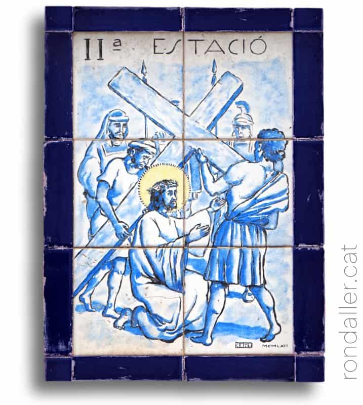 Plafó ceràmic devocional amb una de les estacions del viacrucis.