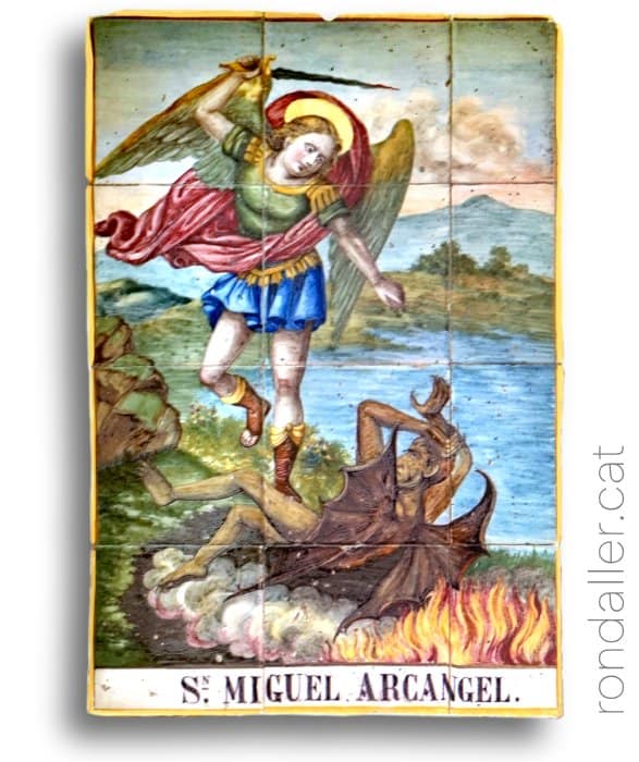 Plafó ceràmic devocional amb la imatge de l'arcàngel sant Miquel.