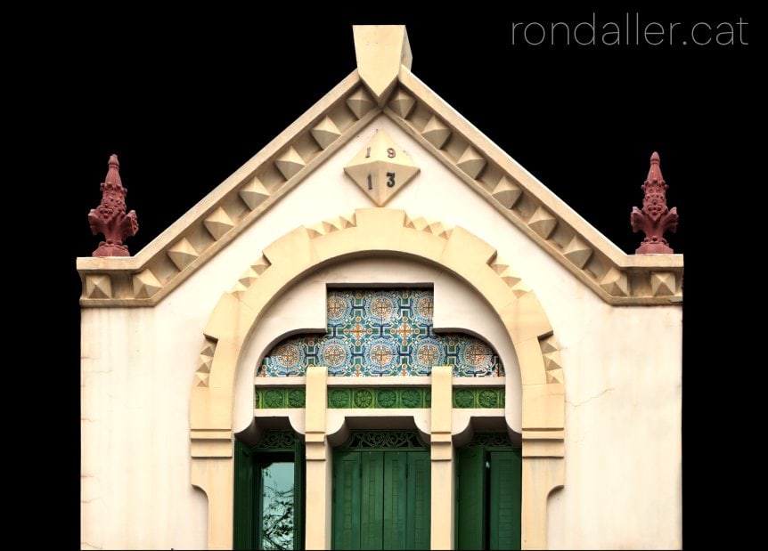 Passeig per Molins de Rei. Detall de la façana de la Casa Asensi.