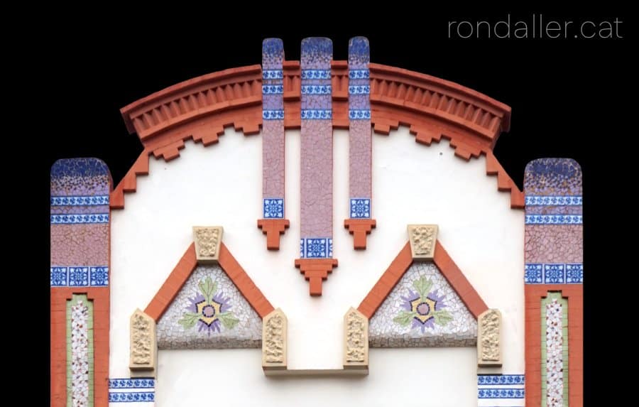 Passeig per Molins de Rei. Detall de la façana modernista de la casa Mas Barberà.