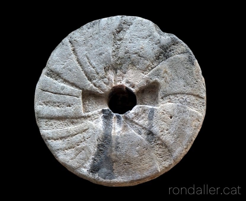 Passeig per Molins de Rei. Roda de molí a l'entrada del museu municipal.