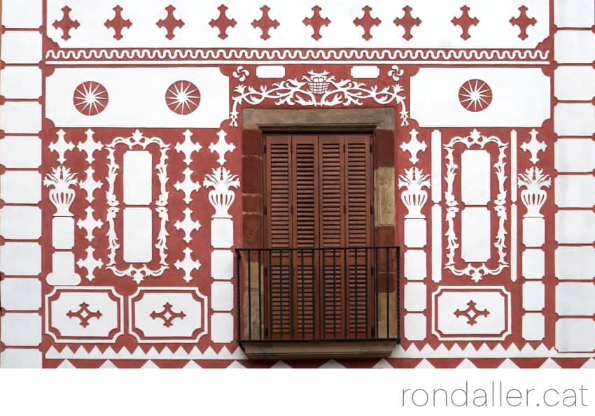 Passeig per Molins de Rei. Detall dels esgrafiats de la façana de Ca n'Ametller.