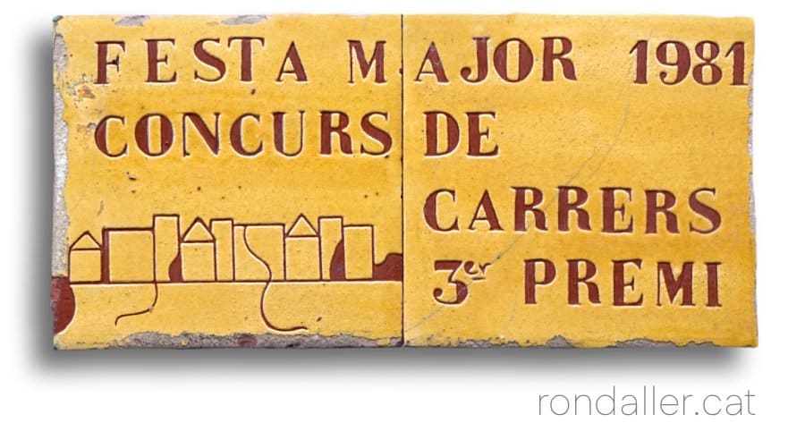 Plafó ceràmic commemoratiu del concurs de carrers de la Festa Major de 1981.