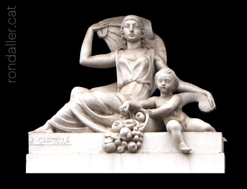 Passeig per Molins de Rei. Escultura amb una al·legoria de l'abundància, feta per Joan Cardellà.