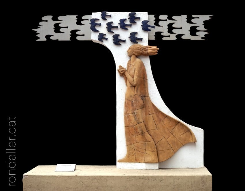 Escultura de Julià Serra Riu amb el títol "Tu també volaràs".