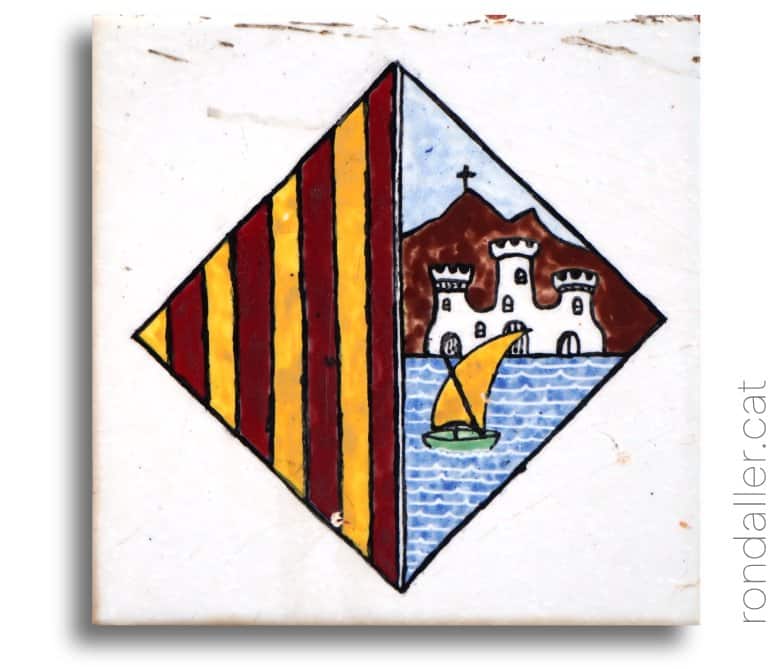 Rajola al carrer Alcalde J. Batalla amb l'heràldica del municipi.