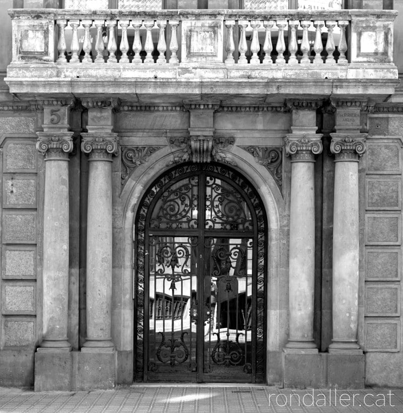 Portal d'entrada de la Casa Quadras i Prim a la Via Laietana de Barcelona.