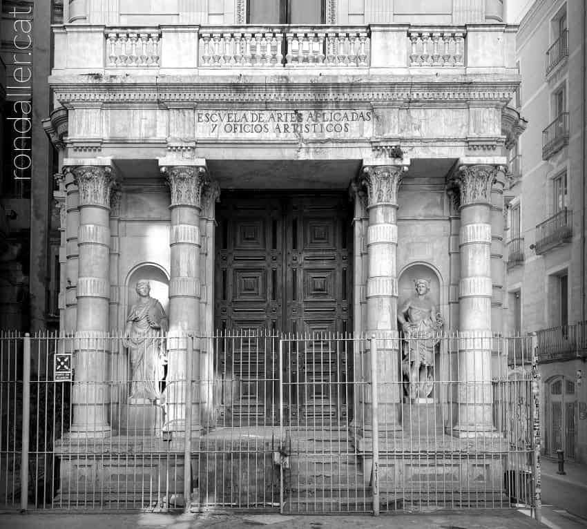Edifici projectat el 1881 per Tiberi Sabater per ser la seu del Borsí o Casino Mercantil.